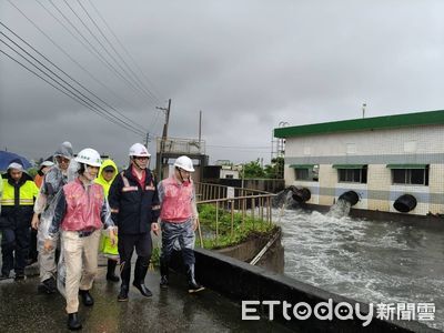 陳其邁視察沿海地區排水設施 「以最嚴苛降雨情境防汛」