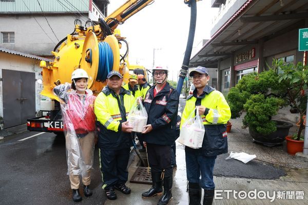 ▲▼ 高雄停班課！陳其邁忙視察排水設施：以最嚴苛降雨情境防汛。（圖／記者賴文萱翻攝）