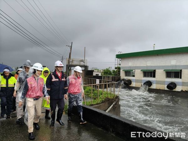 ▲▼ 高雄停班課！陳其邁忙視察排水設施：以最嚴苛降雨情境防汛。（圖／記者賴文萱翻攝）
