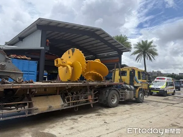 ▲林男在裝載螺旋鑽頭時，發生晃動傾斜，林男遭夾傷後送醫不治。（圖／記者陸運陞翻攝）