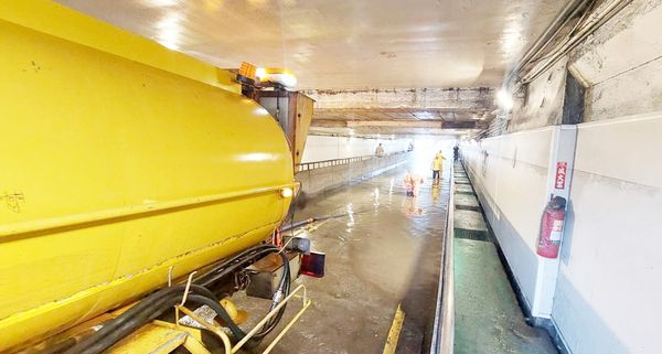 ▲桃園警分局在兩側實施交管，交由市府養工處調用抽水機與抽水車協助抽水疏導。（圖／桃園警分局提供）