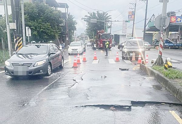 ▲蘆竹警分局在富國路二段發現柏油隆起破損積水，警方派員疏導交通。（圖／蘆竹警分局提供）