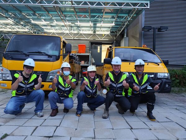 ▲▼台北市長蔣萬安指示台北隊提供各項支援與協助，8台4英吋抽水機、3部工程車以及9名操作人員南下支援。（圖／翻攝自Facebook／蔣萬安）