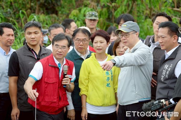 ▲行政院長卓榮泰視察白河甘宅橋淹水情形、後壁菁寮了解積水與排水瓶頸，宣佈設置雲嘉南前進指揮所，作為中央與地方溝通橋樑。（記者林東良翻攝，下同）