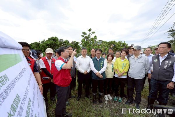 ▲行政院長卓榮泰視察白河甘宅橋淹水情形、後壁菁寮了解積水與排水瓶頸，宣佈設置雲嘉南前進指揮所，作為中央與地方溝通橋樑。（記者林東良翻攝，下同）