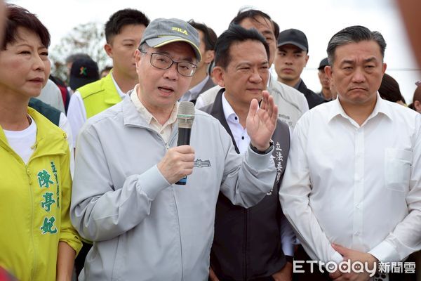 ▲行政院長卓榮泰視察白河甘宅橋淹水情形、後壁菁寮了解積水與排水瓶頸，宣佈設置雲嘉南前進指揮所，作為中央與地方溝通橋樑。（記者林東良翻攝，下同）