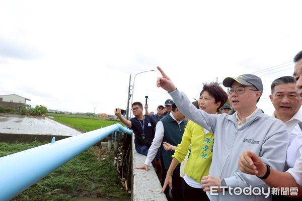 ▲行政院長卓榮泰視察白河甘宅橋淹水情形、後壁菁寮了解積水與排水瓶頸，宣佈設置雲嘉南前進指揮所，作為中央與地方溝通橋樑。（記者林東良翻攝，下同）