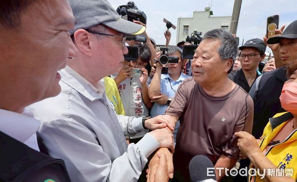 ▲行政院長卓榮泰視察白河甘宅橋淹水情形、後壁菁寮了解積水與排水瓶頸，宣佈設置雲嘉南前進指揮所，作為中央與地方溝通橋樑。（記者林東良翻攝，下同）