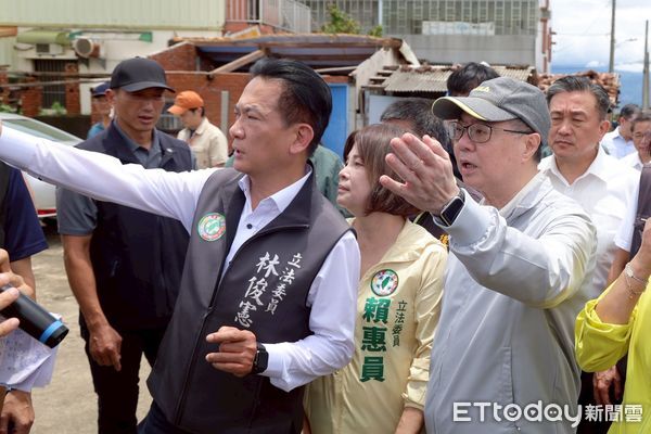 ▲行政院長卓榮泰視察白河甘宅橋淹水情形、後壁菁寮了解積水與排水瓶頸，宣佈設置雲嘉南前進指揮所，作為中央與地方溝通橋樑。（記者林東良翻攝，下同）