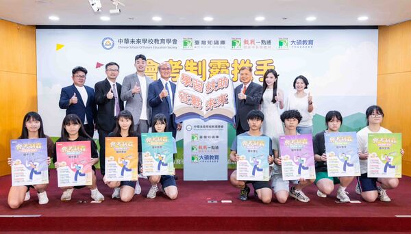 ▲王齊麟、蔡尚樺攜手為學習扶助教材公益捐贈計畫代言。（圖／台灣知識庫提供）