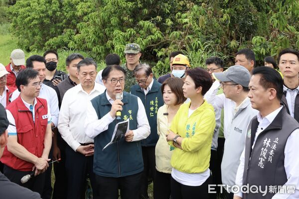 ▲行政院長卓榮泰29日南下台南勘災，宣佈啟動雲嘉南前進指揮所，整合中央資源協助地方復原。（記者林東良翻攝，下同）