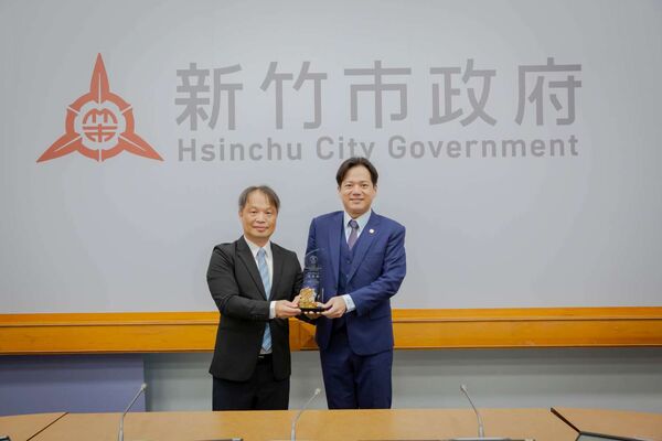 ▲衛生局長陳厚全獻獎予代理市長邱臣遠。（圖／新竹市政府提供）