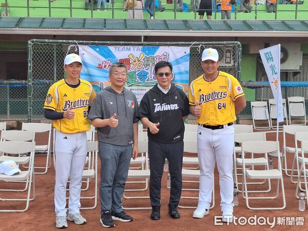 ▲▼今年邁入第17屆的陽光棒球夏令營登場，中職會長蔡其昌、政次張廖萬堅及職棒球星共同主持開幕。（圖／民眾提供，下同）