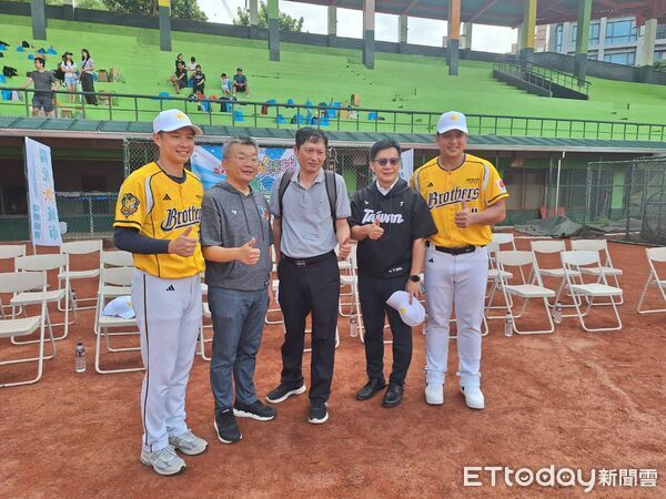 ▲▼今年邁入第17屆的陽光棒球夏令營登場，中職會長蔡其昌、政次張廖萬堅及職棒球星共同主持開幕。（圖／民眾提供，下同）