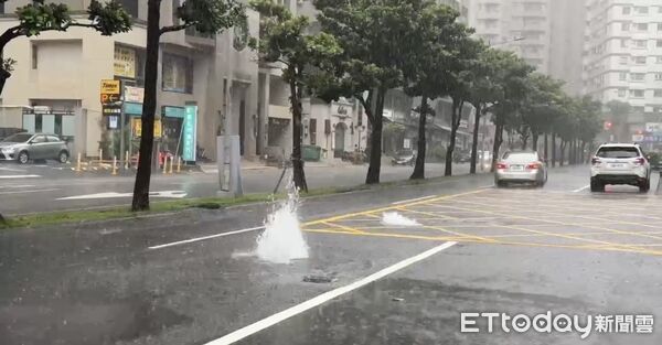 ▲▼ 雨彈一波波！高雄市區人孔蓋狂湧水柱　上演「街頭水舞秀」。（圖／記者吳奕靖翻攝）