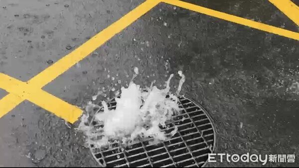 ▲▼ 雨彈一波波！高雄市區人孔蓋狂湧水柱　上演「街頭水舞秀」。（圖／記者吳奕靖翻攝）