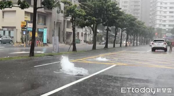 ▲▼ 雨彈一波波！高雄市區人孔蓋狂湧水柱　上演「街頭水舞秀」。（圖／記者吳奕靖翻攝）