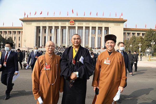 ▲▼印樂法師（右）前往人民大會堂參加會議。（圖／翻攝微博）