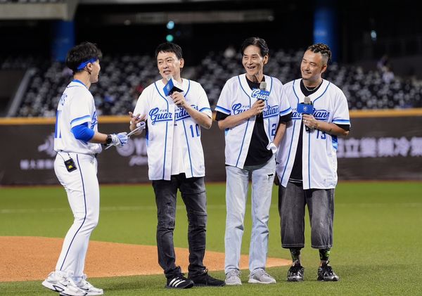 ▲▼王識賢、喜翔、白吉勝受邀開球。（圖／富邦悍將提供）