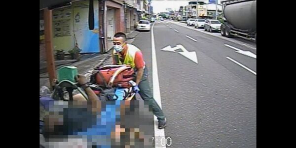 ▲消防人員搶救遭電擊OHCA的54歲許姓老闆。（圖／民眾提供）