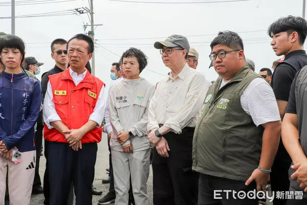 ▲▼   卓榮泰院長嘉義縣勘災，中央地方協力推動系統化治水  。（圖／嘉義縣政府提供）