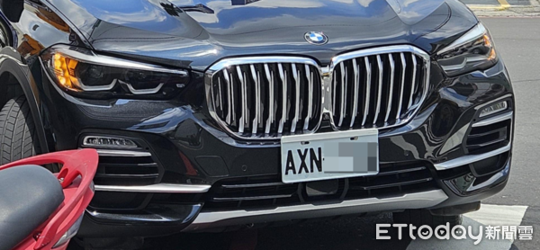 ▲南投縣稅務局寄出牌照稅催繳繳款書，籲請車主依限繳納，以免受罰。（圖／記者高堂堯攝）