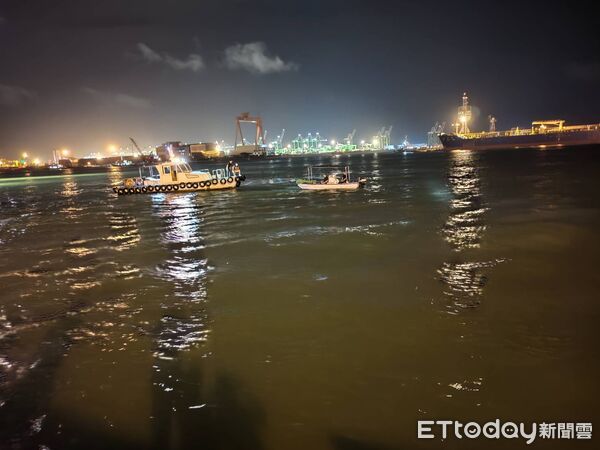 ▲▼高雄港晚間發生休旅車墜海事件。（圖／記者吳奕靖翻攝）