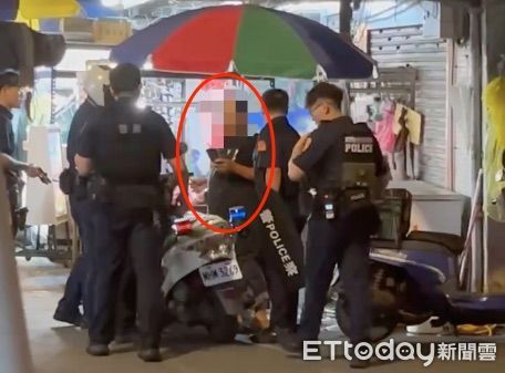 ▲▼涉嫌砍殺朋友的林姓豬肉攤老闆被警方包圍逮捕，警方查扣犯案用殺豬刀             。（圖／記者陳以昇翻攝）
