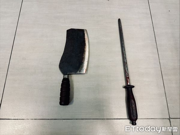 ▲▼涉嫌砍殺朋友的林姓豬肉攤老闆被警方包圍逮捕，警方查扣犯案用殺豬刀             。（圖／記者陳以昇翻攝）