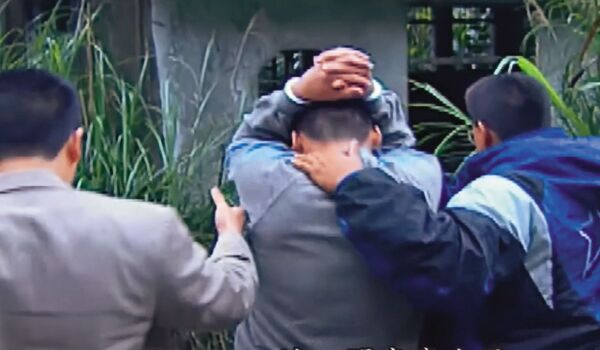 徐偉展的表弟潘姓少年（中）被警方帶往山區空屋，確認犯案過程。（東森新聞提供）