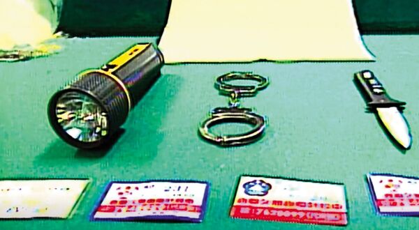 警方在潘姓少年騎乘機車內，搜出手銬、刀械等犯案工具。（東森新聞提供）