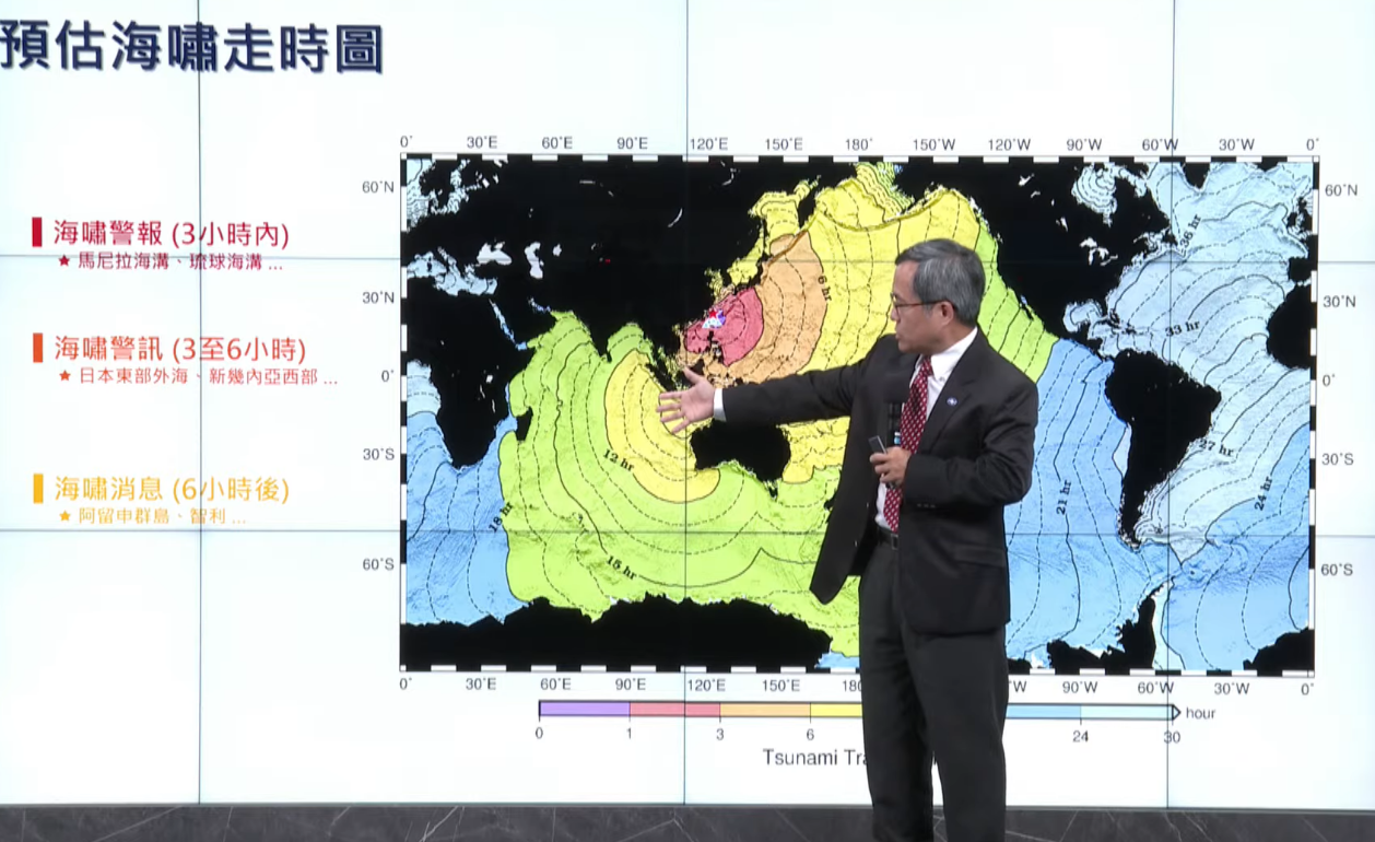 ▲▼氣象署地震測報中心主任吳健富說明海嘯警訊。（圖／氣象署直播）
