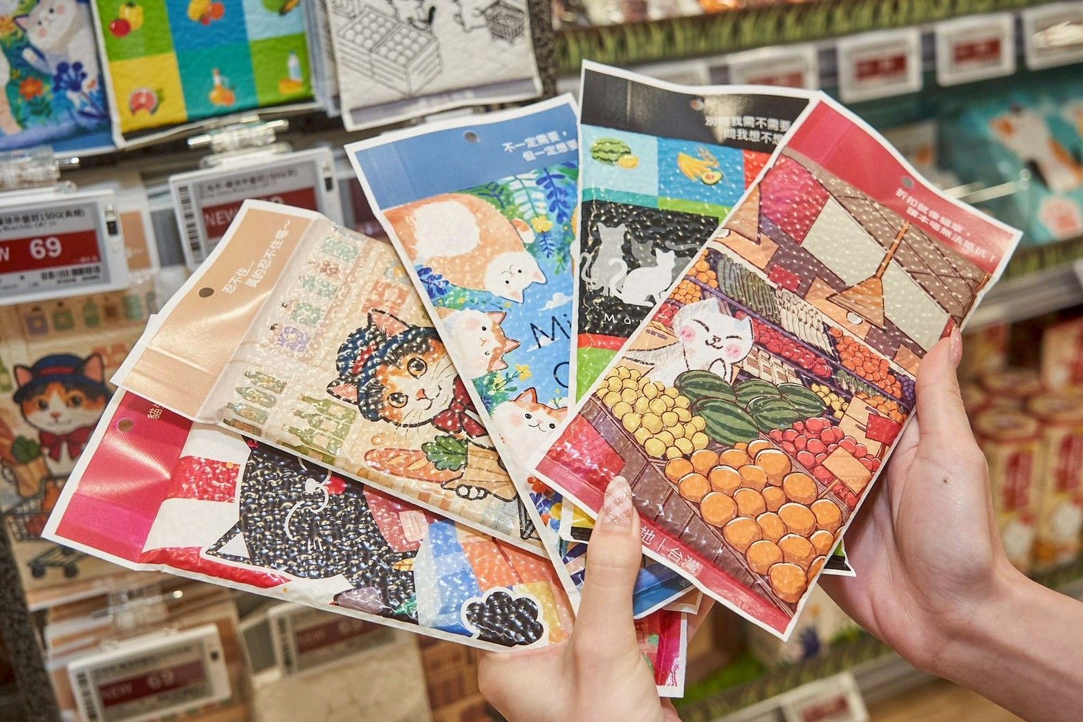 ▲▼「Mia C’bon Dream Plaza店」攜手國內插畫家吳忠錩，以台灣在地文化與動物角色奇幻交融，打造5隻擬人化貓咪角色。同時館內還有專屬「貓町市集伴手禮專區」。（圖／業者提供）