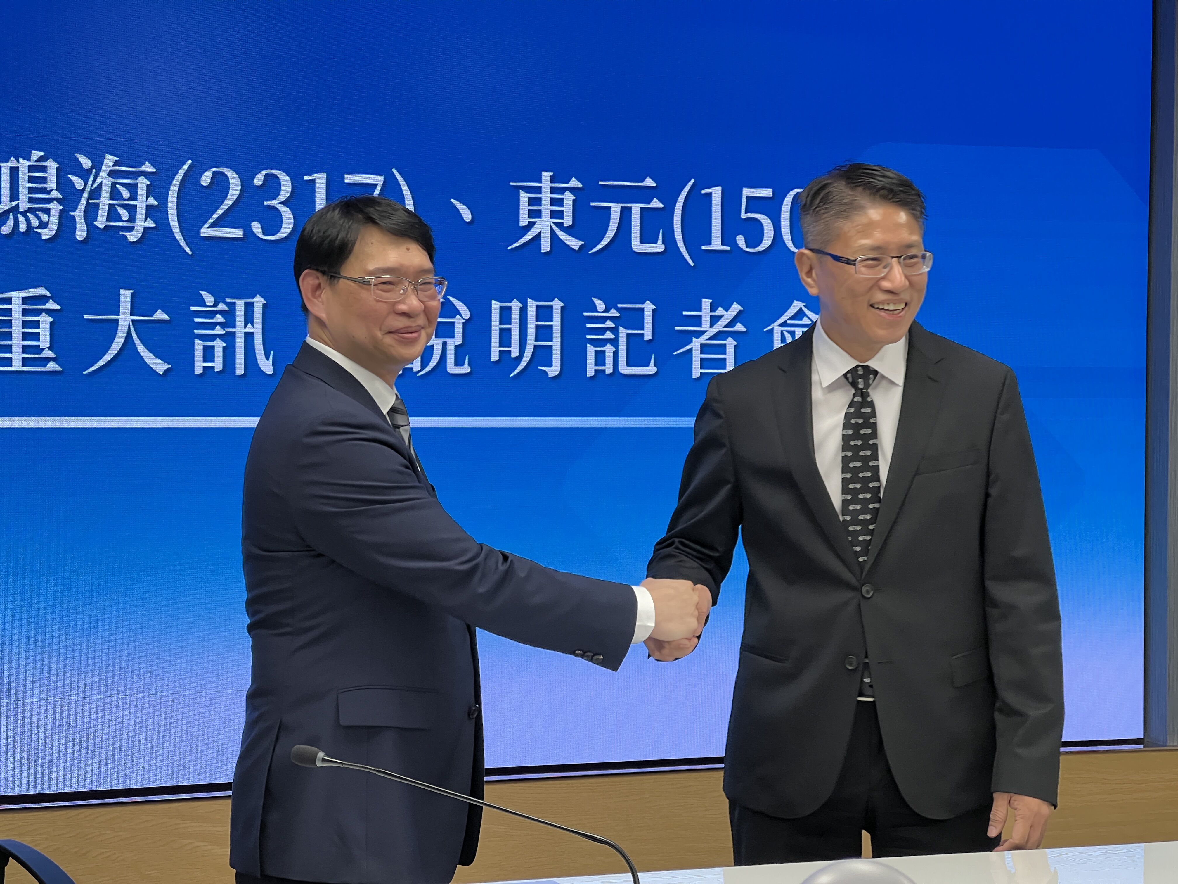 ▲▼鴻海發言人巫俊毅與東元發言人簡世雄。（圖／記者高兆麟攝）
