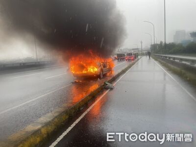 國1驚現火球畫面曝！休旅車燒成廢鐵　駕駛大雨中逃生全身濕透