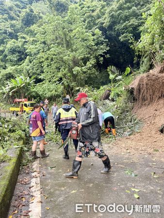 ▲苗栗山區道路多坍方，泰安鄉大安聯絡道有民眾直擊邊坡樹木崩落，怵目驚心。（圖／記者楊永盛翻攝）