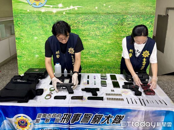 ▲台南刑大破獲六甲區施姓毒販，現場查扣非制式手槍與子彈、毒品及依托咪酯煙油等證物。（記者林東良翻攝，下同）
