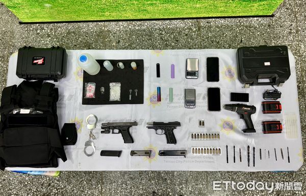 ▲台南刑大破獲六甲區施姓毒販，現場查扣非制式手槍與子彈、毒品及依托咪酯煙油等證物。（記者林東良翻攝，下同）