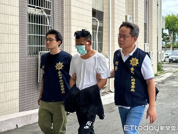 ▲台南刑大破獲六甲區施姓毒販，現場查扣非制式手槍與子彈、毒品及依托咪酯煙油等證物。（記者林東良翻攝，下同）