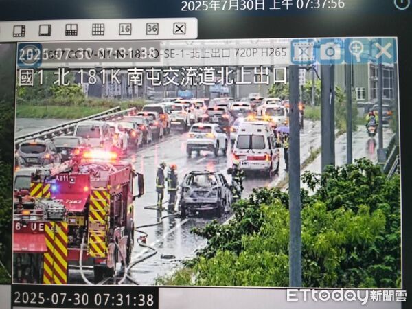 ▲▼國1台中段凌晨豪雨驚見火燒車，駕駛站路旁濕透獲救。（圖／民眾提供，下同）