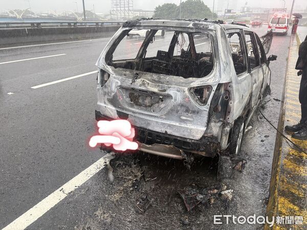 ▲▼國1台中段凌晨豪雨驚見火燒車，駕駛站路旁濕透獲救。（圖／民眾提供，下同）
