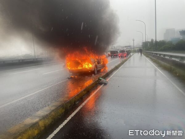▲▼國1台中段凌晨豪雨驚見火燒車，駕駛站路旁濕透獲救。（圖／民眾提供，下同）