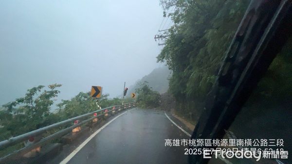 ▲▼豪雨不斷！南橫公路桃源段落石坍方，道路阻斷無法通行。（圖／記者賴文萱翻攝）