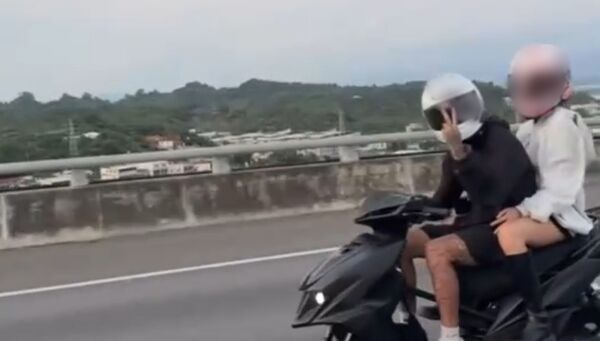 ▲無牌重機雙載行駛國道畫面流出，駕駛甚至對鏡頭比YA手勢，引發網友撻伐。（圖／翻攝自記者爆料網）