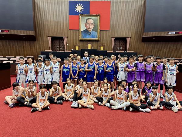 ▲小學夏季聯賽台中開戰，小球員們先前進立法院參觀。（圖／小學體總提供）