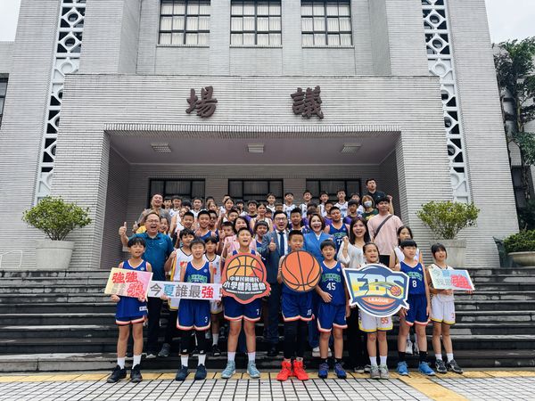 ▲小學夏季聯賽台中開戰，小球員們先前進立法院參觀。（圖／小學體總提供）