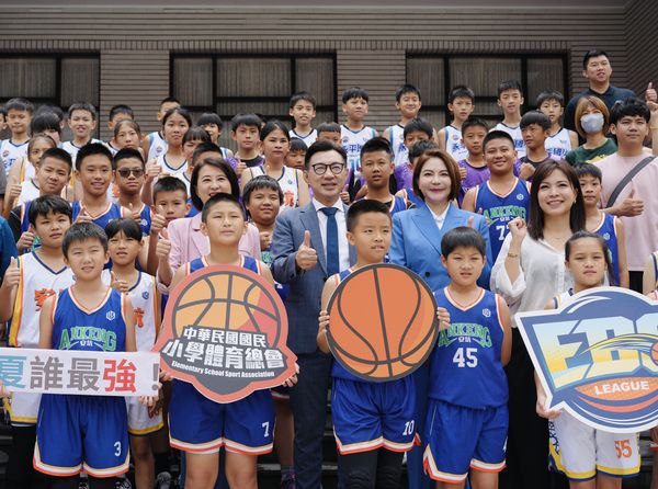 ▲小學夏季聯賽台中開戰，小球員們先前進立法院參觀。（圖／小學體總提供）