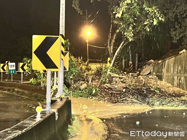 ▲▼台中東山路土石坍方，造成2個車道封閉超過14小時，警方在場警戒。（圖／警方提供，下同）