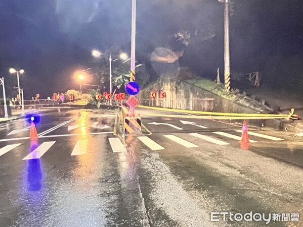 ▲▼台中東山路土石坍方，造成2個車道封閉超過14小時，警方在場警戒。（圖／警方提供，下同）