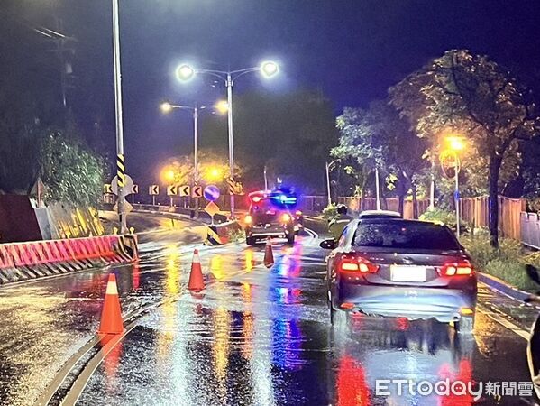 ▲▼台中東山路土石坍方，造成2個車道封閉超過14小時，警方在場警戒。（圖／警方提供，下同）